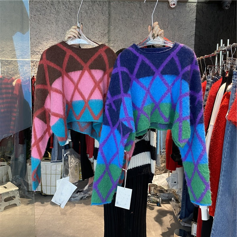 Wearing a lazy style short knit sweater outside, unique and unique top for women