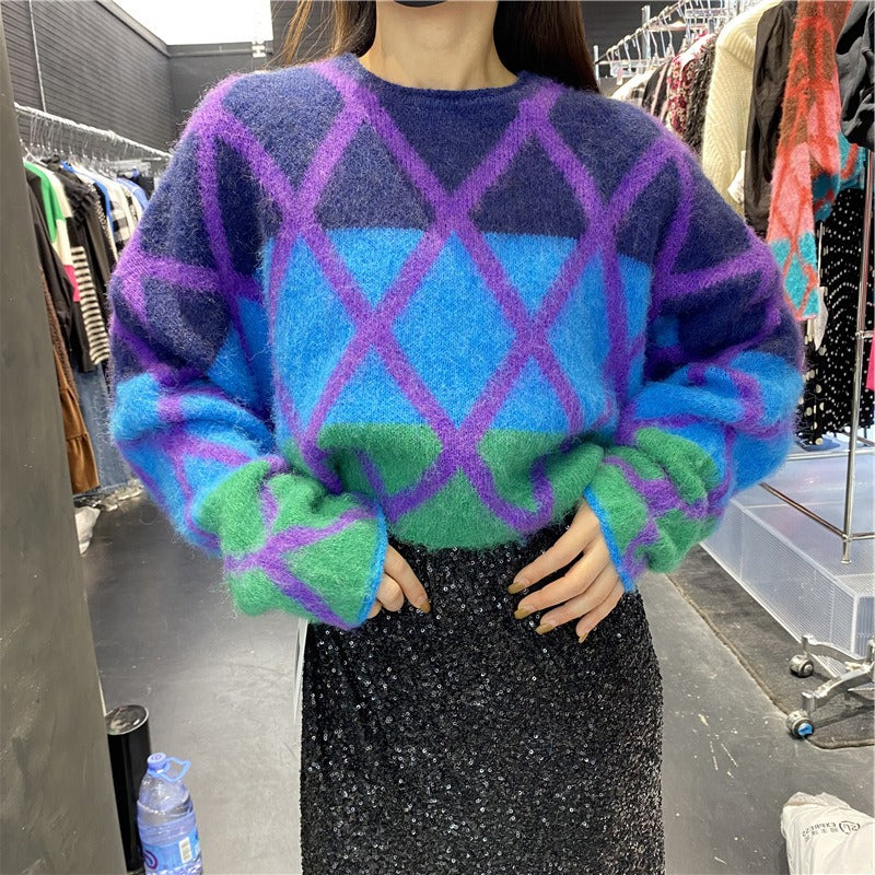 Wearing a lazy style short knit sweater outside, unique and unique top for women